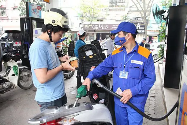 Ngày mai, giá xăng có thể giảm mạnh