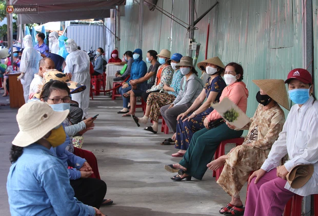 3 mẹ con chủ nha khoa nhiễm SARS-CoV-2, Đà Nẵng tạm đóng cửa chợ Siêu thị, xét nghiệm toàn bộ tiểu thương - Ảnh 2. 3 mẹ con chủ nha khoa nhiễm SARS-CoV-2, Đà Nẵng tạm đóng cửa chợ Siêu thị, xét nghiệm toàn bộ tiểu thương - Ảnh 2.