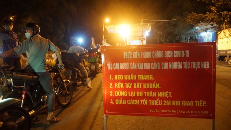 ngu dan thuong lai xep hang xuyen dem cho lay mau xet nghiem 2 qund