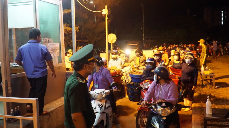 ngu dan thuong lai xep hang xuyen dem cho lay mau xet nghiem 3 argl
