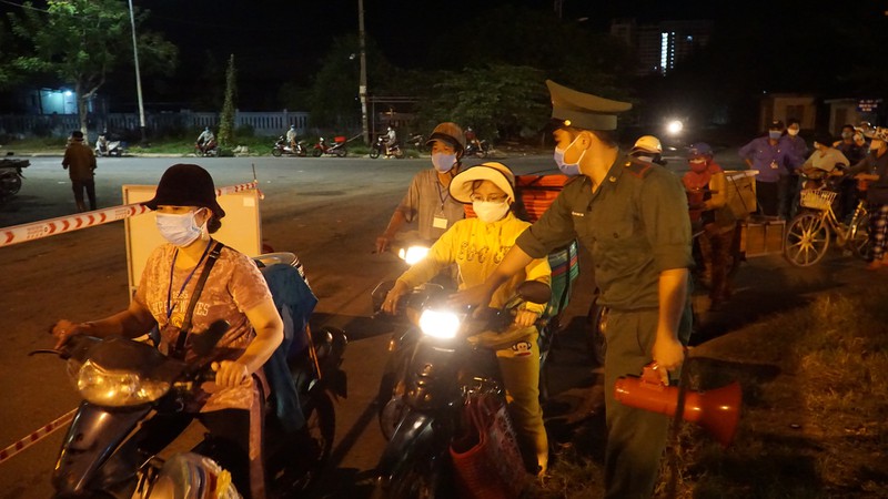 ngu dan thuong lai xep hang xuyen dem cho lay mau xet nghiem 7 rvkv
